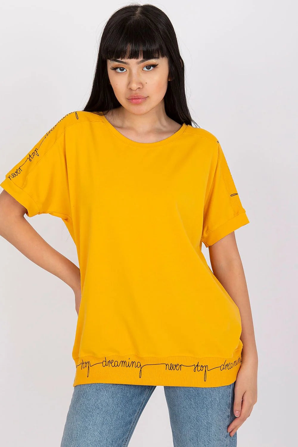 T-shirt femme moderne coupe ample manches courtes couleur jaune vif lettrage "never stop dreaming" coton élasthanne respirant