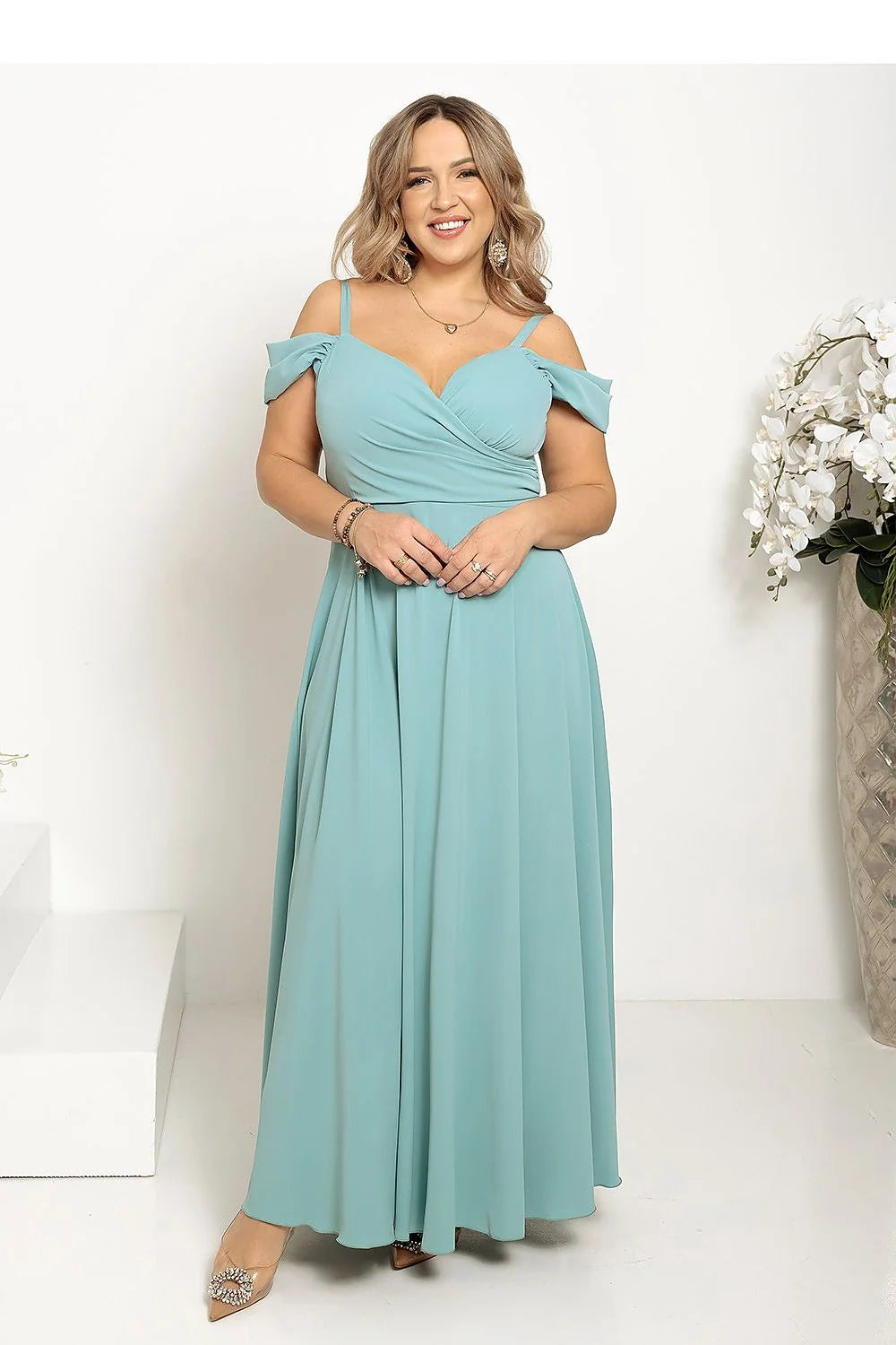 robe longue élégante soirée manches épaules dénudées décolleté cœur fines bretelles cintrée taille jupe évasée fente latérale fluide bleu pastel