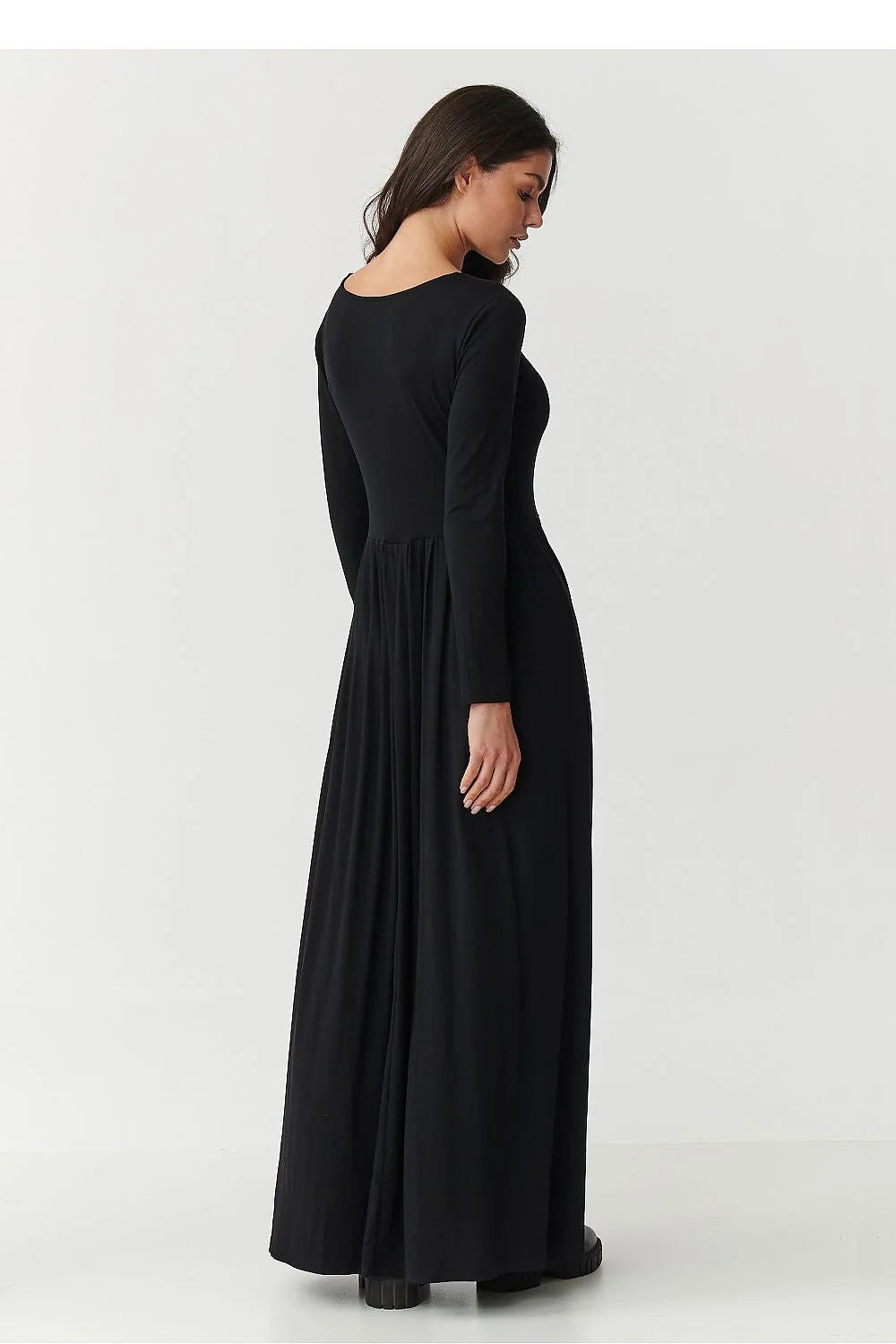 robe maxi noire manches longues encolure dégagée corsage cintré jupe fluide plissée taille marquée fente latérale jersey extensible viscose élasthanne