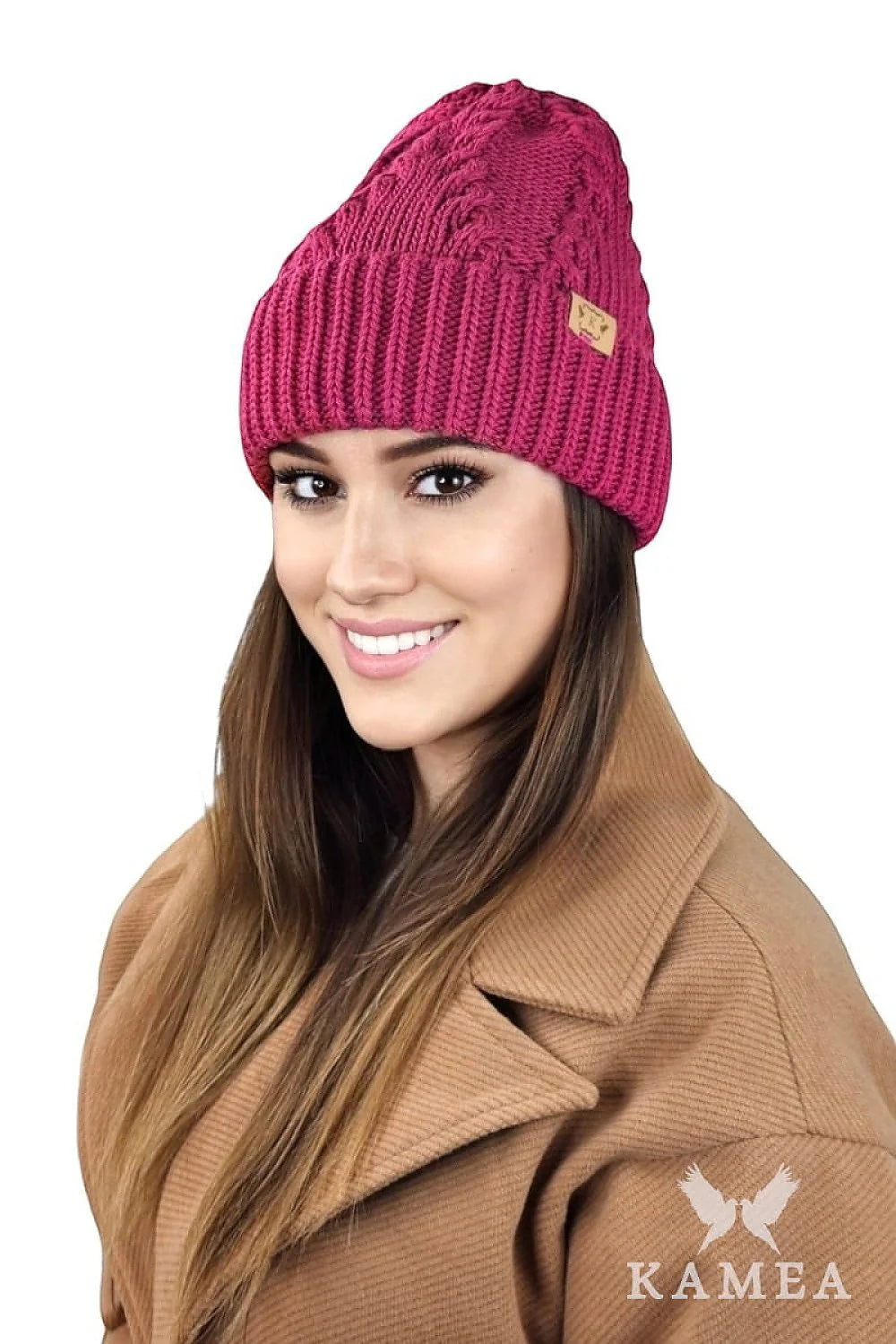 Bonnet tricoté élégant pour femme couleur fuchsia hiver automne design moderne coupe ajustée motifs torsadés finitions soignées