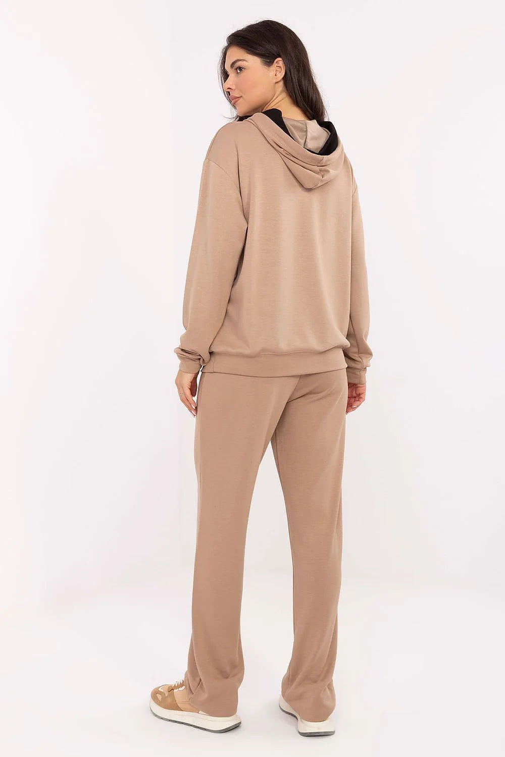ensemble survetement femme beige camel molleton doux sweatshirt capuche poche kangourou broderie discrète pantalon taille haute viscose elasthanne