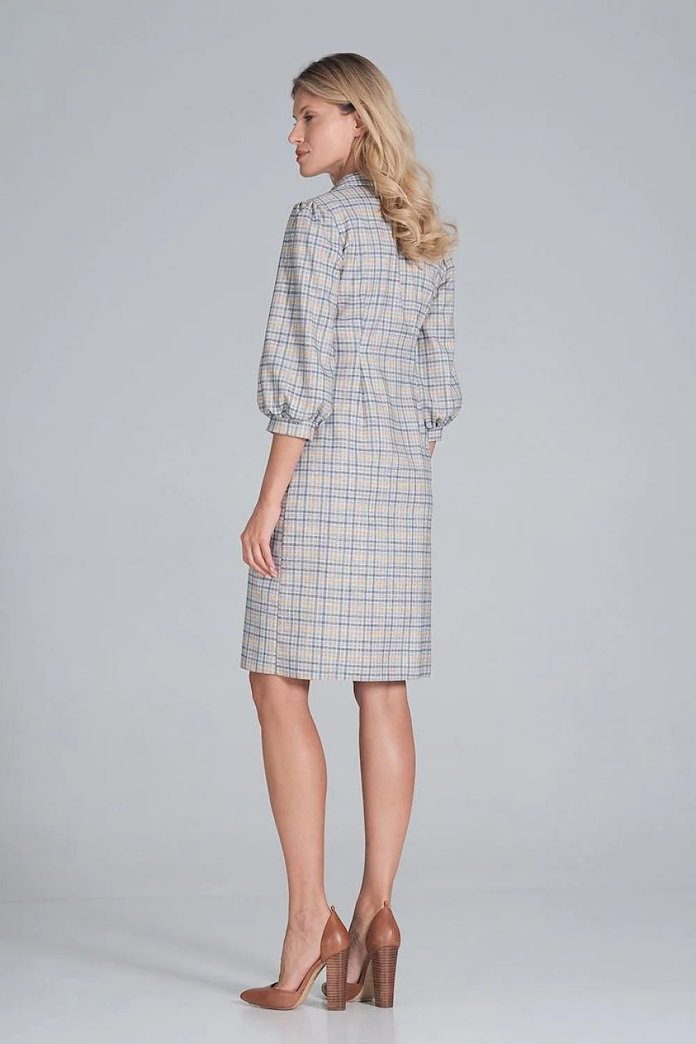 robe chemise midi beige polyester coupe semi ajustée col revers manches troisquarts bouffantes poignets boutonnés poches poitrine boutons noirs