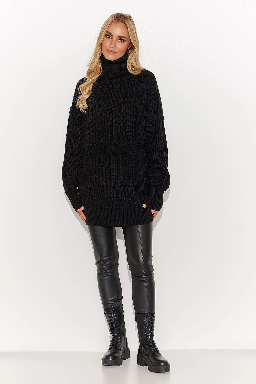 Pull féminin col roulé texture douce maille côtelée détail doré couleur noire style casual