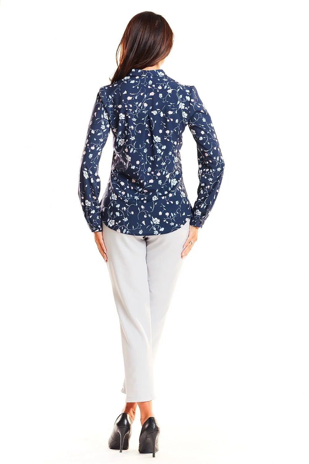chemise satinée bleu cobalt semiajustée manches longues colV tailleur boutonnage central poche poitrine plissée tissu fluide léger élasthanne professionnel chic