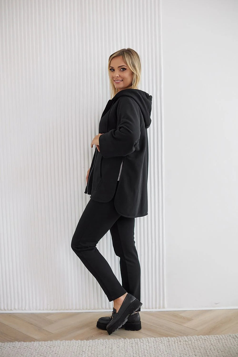 Sweatshirt La Aurora pour femmes mature, coupe oversize, capuche ajustable, fermeture éclair métal, poches kangourou, coton certifié 300g/m², style moderne urbain, couleur noire, vêtement polyvalent