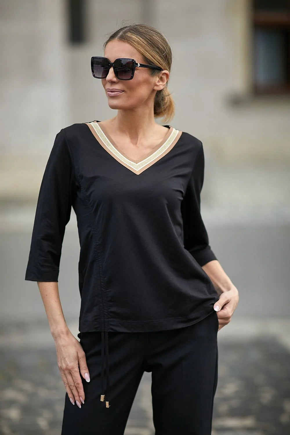 Chemisier noir coton élégant décontracté chic col V manches trois-quarts détails dorés mode femmes