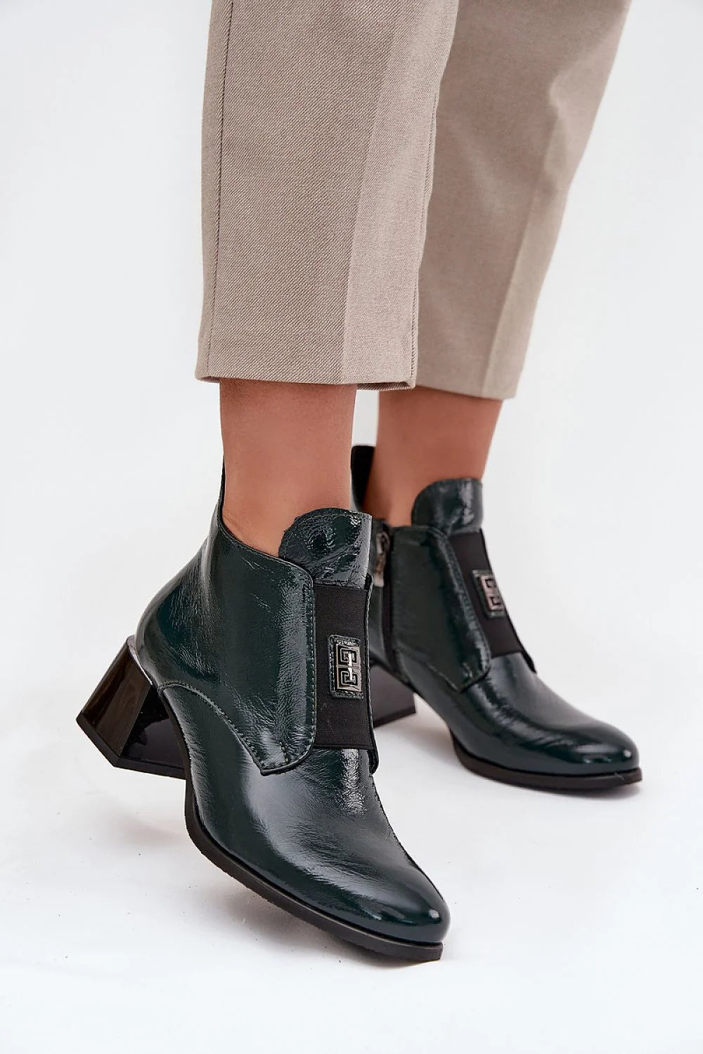 bottines femme cuir naturel verni vert sapin mihautes talon bloc géométrique brillant bout pointu doublées chaudes élastique plaque métallique