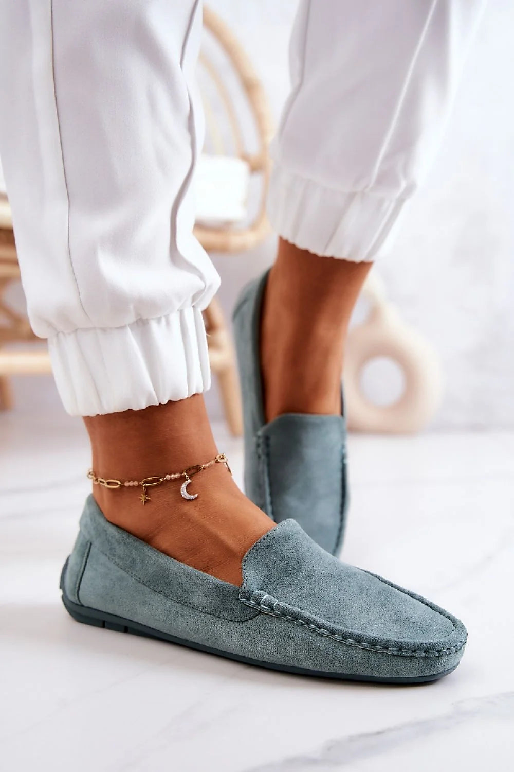 mocassins femme daim bleu gris veloutés élégants intemporels confortables slipon bout arrondi surpiqûres semelle caoutchouc bijoux cheville dorés