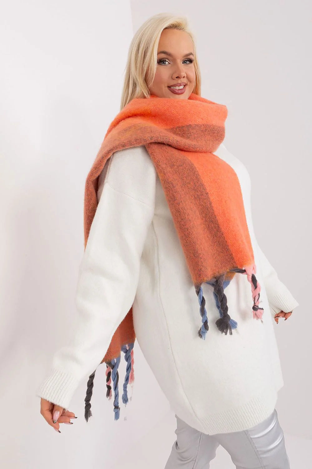 ensemble femme pull oversize maille douce laine écharpe multicolore franges torsadées pantalon satiné ajustable coupe fluide casual chic automne hiver