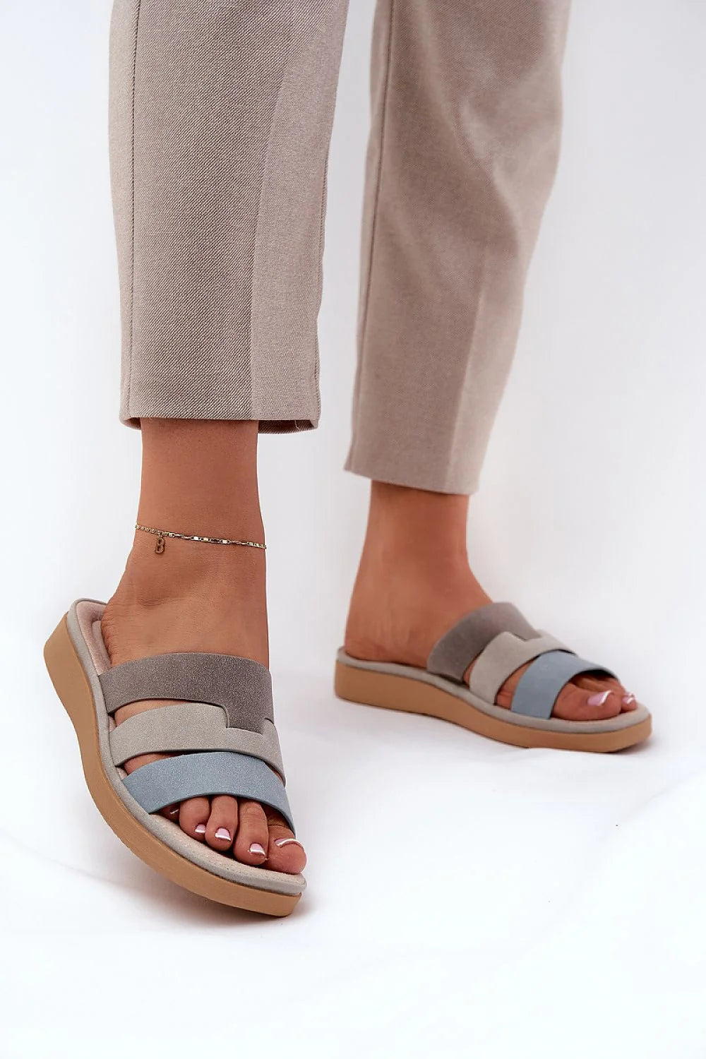 Sandales femmes design moderne épuré matériau écologique sueded cuir naturel semelle 2.5 cm ouvertureorte aération été