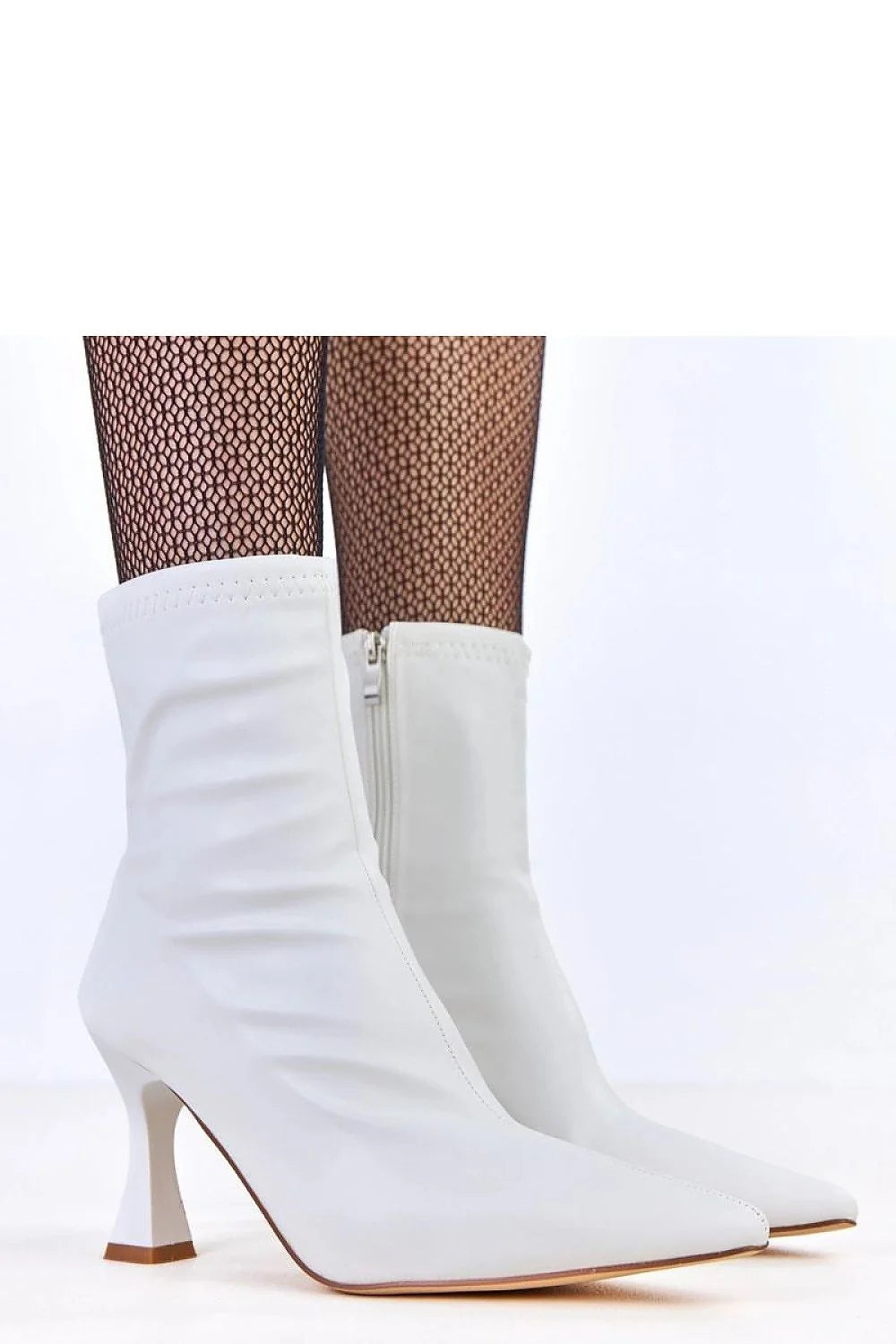 bottines talon aiguille similicuir blanc bout pointu tige ajustée cheville zippée intérieure minimaliste chic élégante habillée quotidienne confortable semelle beige