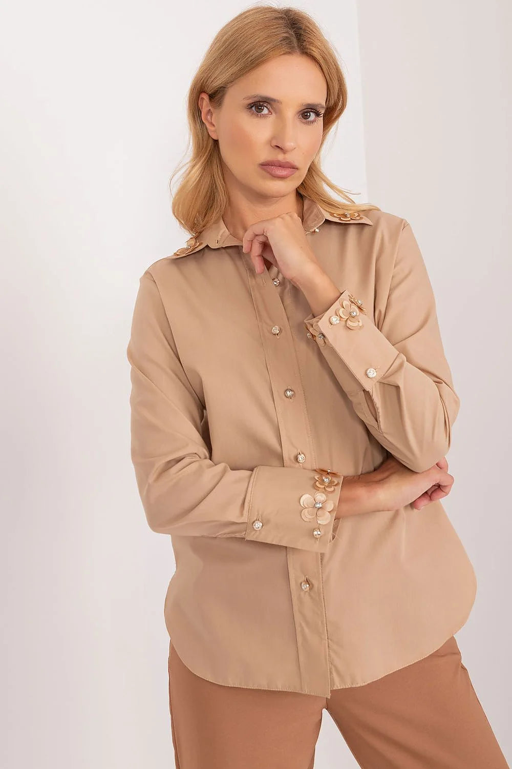Chemise élégante pour femmes manches longues col classique décorations florales coton beige robe de travail