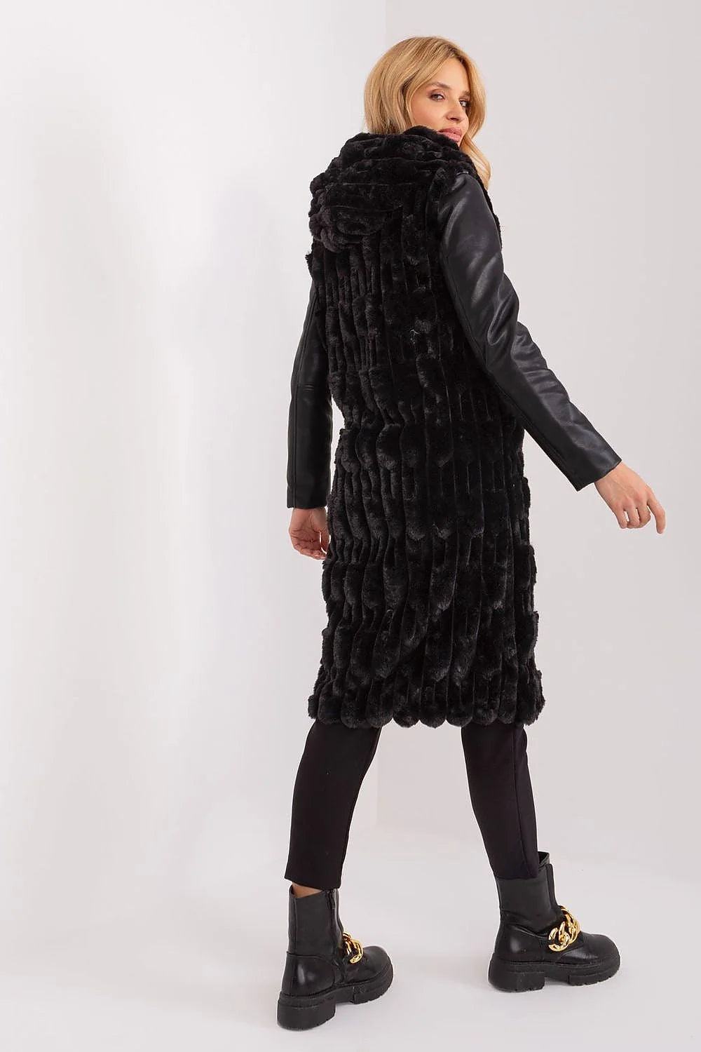 Gilet pour femme en fausse fourrure noire avec manches similicuir style sophistiqué et moderne coupe longue occasion formelle confortable
