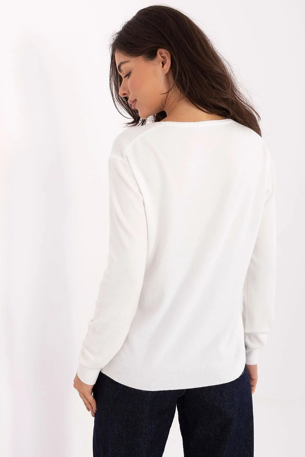 pull femme col V maille fine blanche manches longues coupe droite décontractée bordcotes ourlet superposable mélange viscose élasthanne