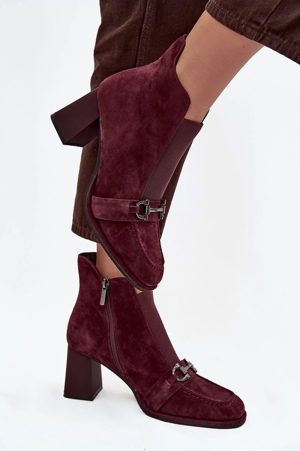 bottines femme daim bordeaux style mocassin bout arrondi surpiqûres mors métallique talon moyen carré doublure fourrure empiècement élastiqué fermeture éclair