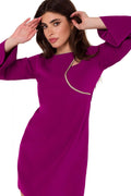 robe cocktail violet profond asymétrique encolure dorée bordure tressée coupe droite fluide ajustée longueur genou manches troisquarts évasée