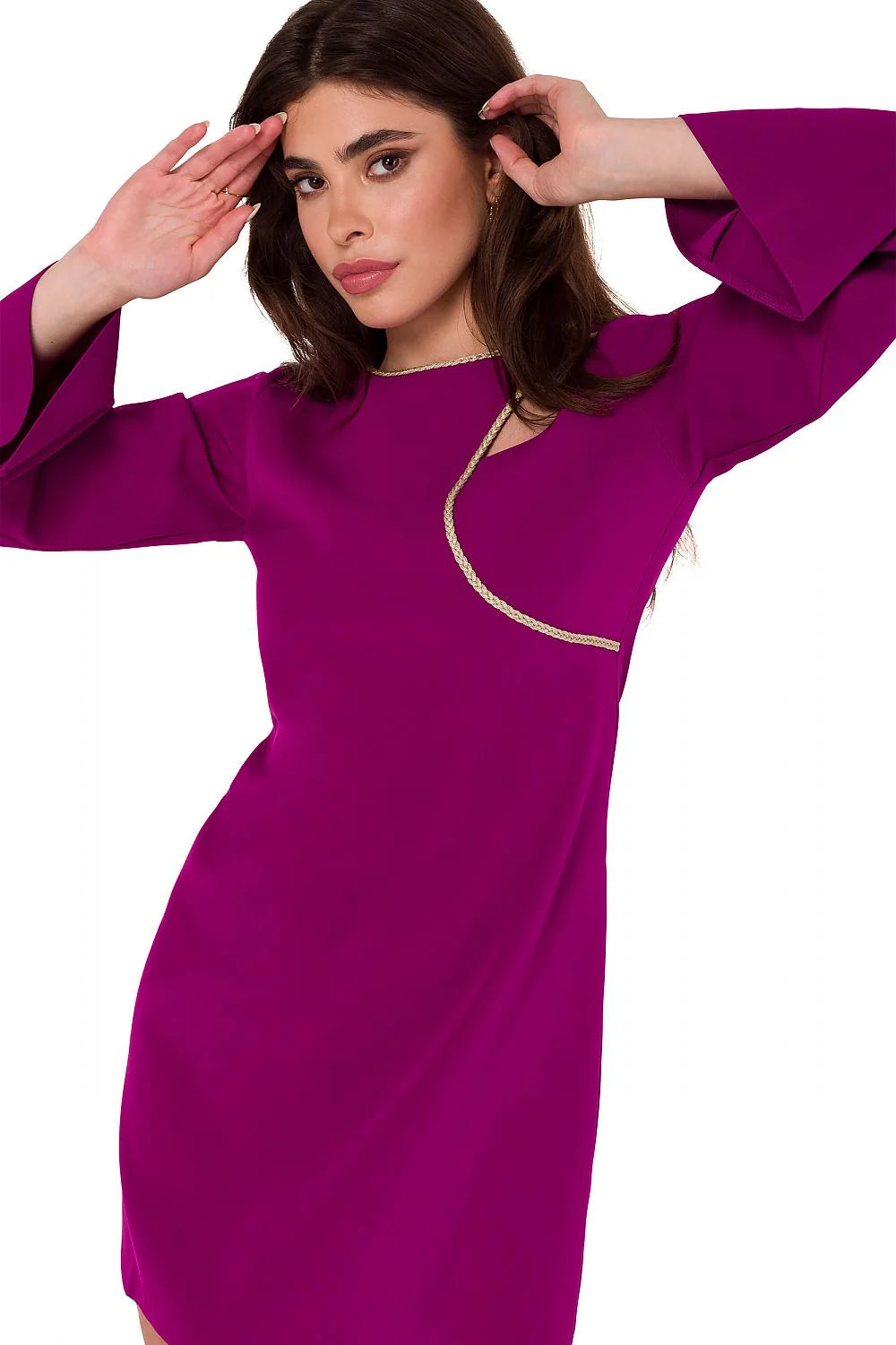 robe cocktail violet profond asymétrique encolure dorée bordure tressée coupe droite fluide ajustée longueur genou manches troisquarts évasée