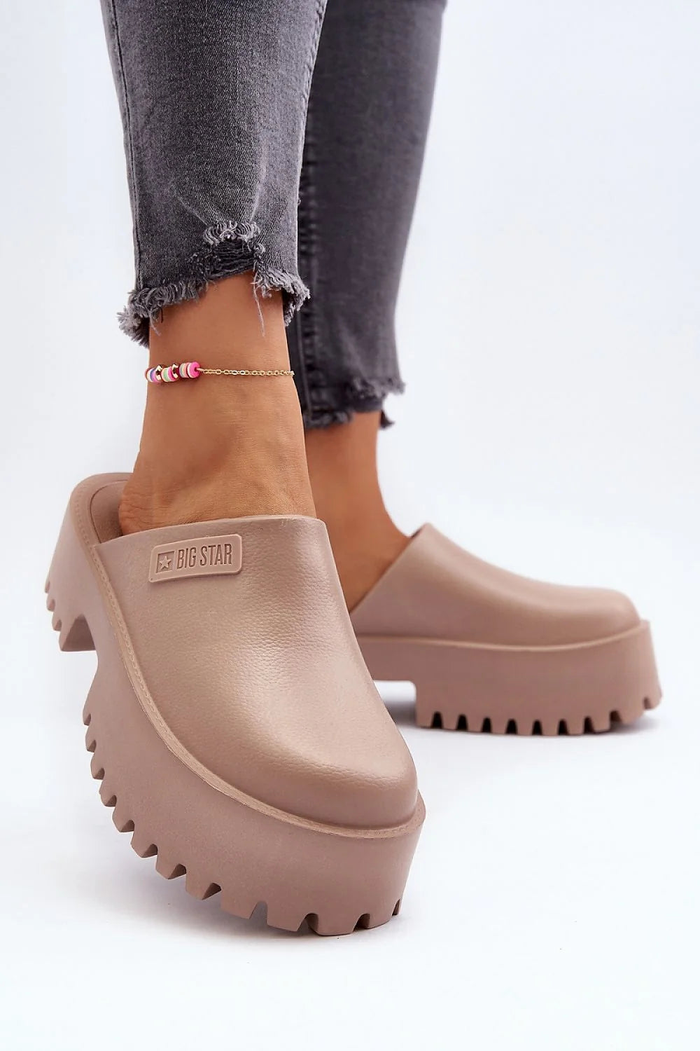 Mules femmes modernes audacieuses plateforme crantée cuir synthétique beige taupe sans lacets confortables style épuré work leisure