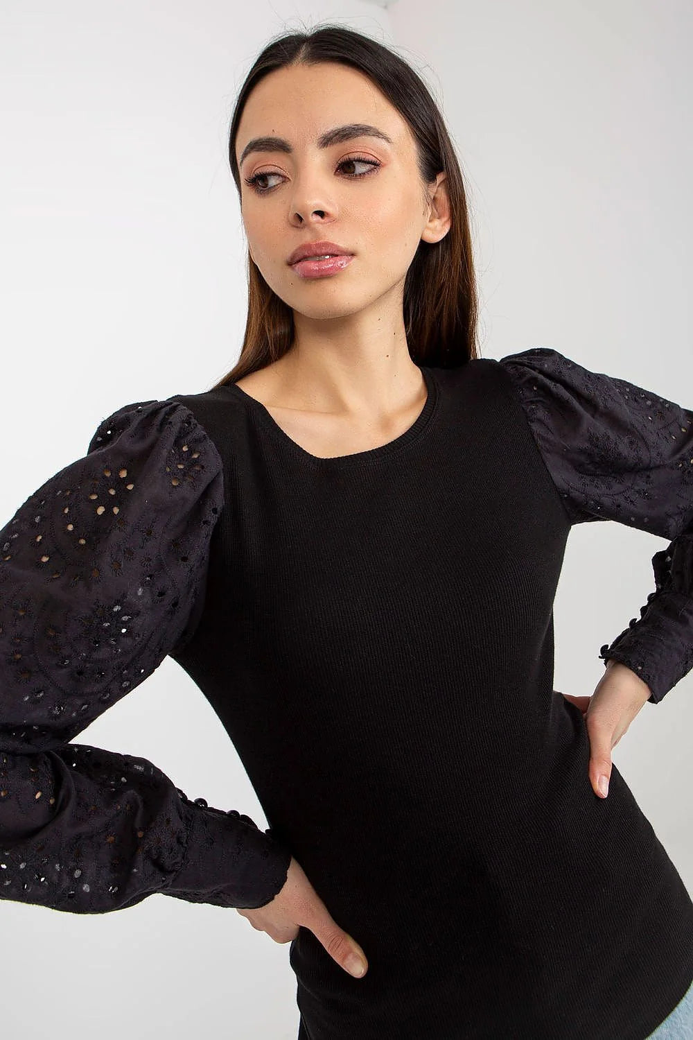 chemisier femme élégant manches longues volumineuses épaules bouffantes découpe laser ajouré coton stretch coupe ajustée col rond poignets structurés