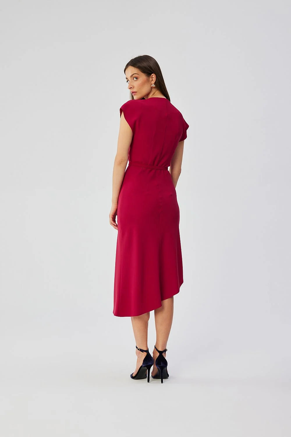 Robe de cocktail élégante longueur midi col bénitier manches courtes ceinture ajustable couleur rouge profond femme