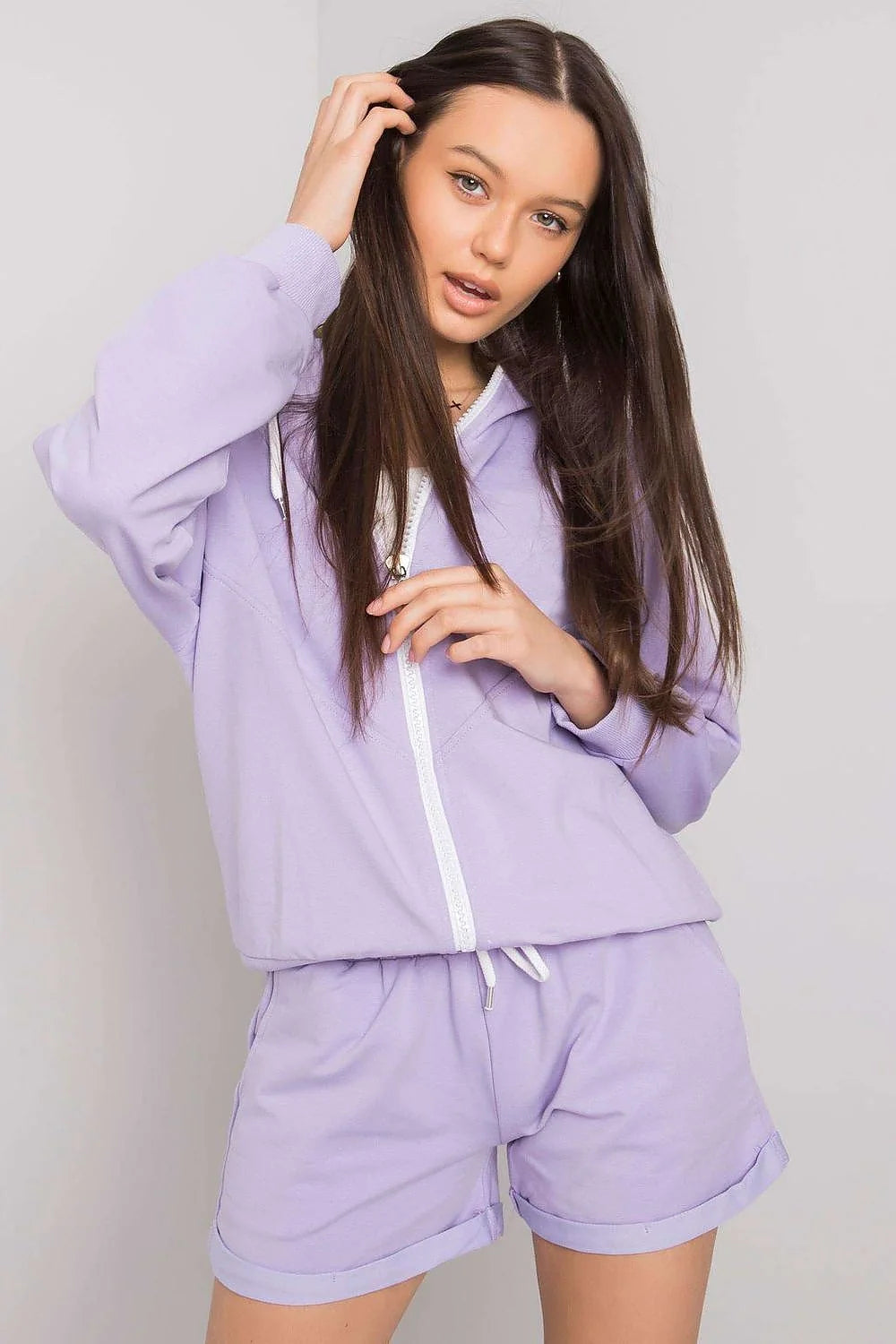 Ensemble hoodie lavande doux ample manches longues capuche cordons short taille élastiquée poches latérales moderne confortable féminin