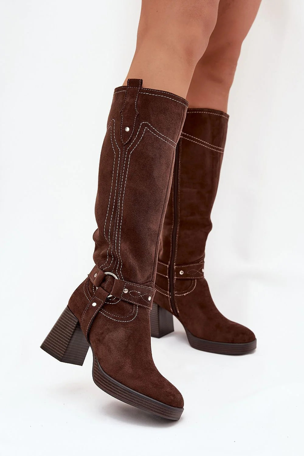 bottes femme suédine écologique marron genou talon bloc semelle plateforme striée surpiqûres blanches lanières rivets bout pointu fourrure synthétique confortable