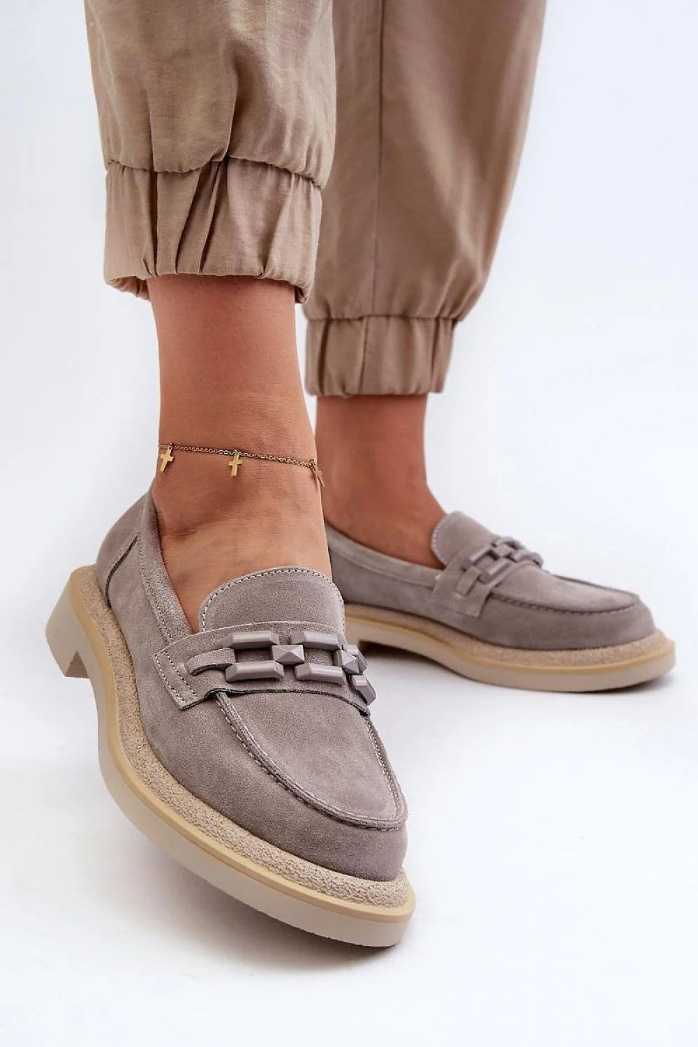 Moccasins femmes style classique élégant daim gris clair tressé cuir naturel semelle caoutchouc beige