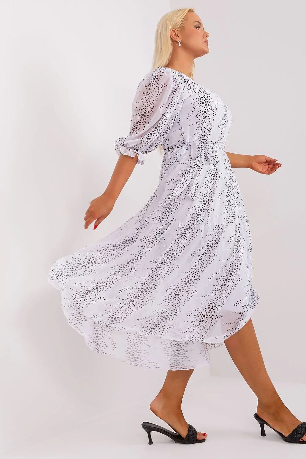 Robe grande taille féminine élégante moderne manches 3/4 encolure ronde tissu semi-transparent blanc motif pois noirs taille ajustable femme occasion décontractée