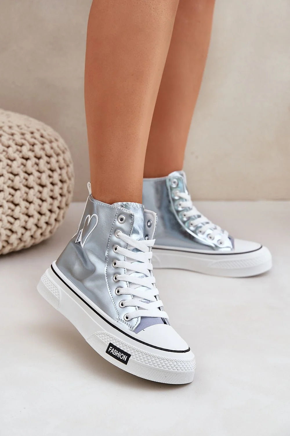 Baskets pour femmes en simili cuir argenté style urbain tendance lacets blancs semelle blanche cœur logo 11.5 cm