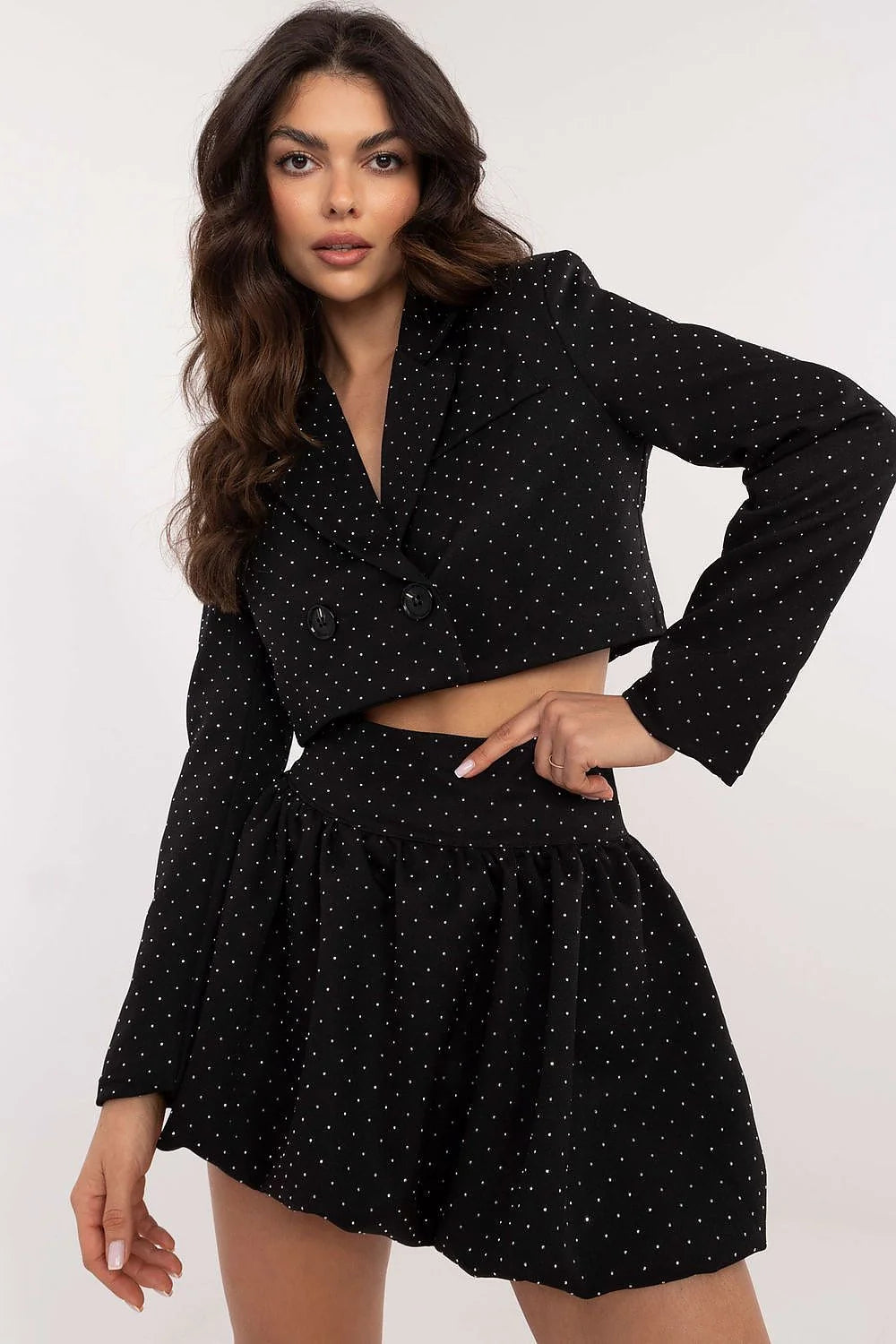 Ensemble mode femme deux pièces blazer court jupe courte style chic moderne matières polyester coton noir pois blancs occasions semi-formelles