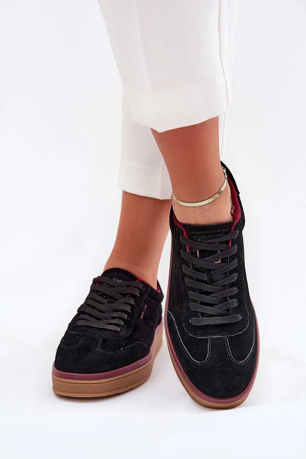 Chaussures de sport pour femmes design moderne élégant tige en daim noir accents bordeaux semelle en caoutchouc baskets BIG STAR SHOES Daniel Lopez