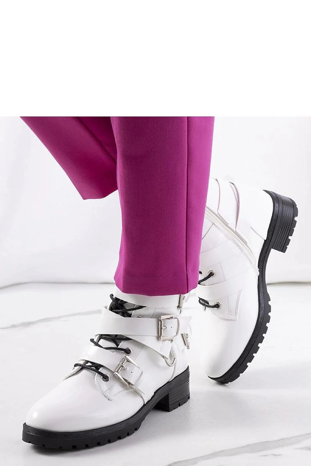 Bottes blanches pour femme, design moderne audacieux, cuir lisse, sangles ajustables, lacets noirs, semelle en caoutchouc, talon carré, look urbain, style sophistiqué, occasion quotidienne, soirée, mode tendance, confortable, qualité supérieure