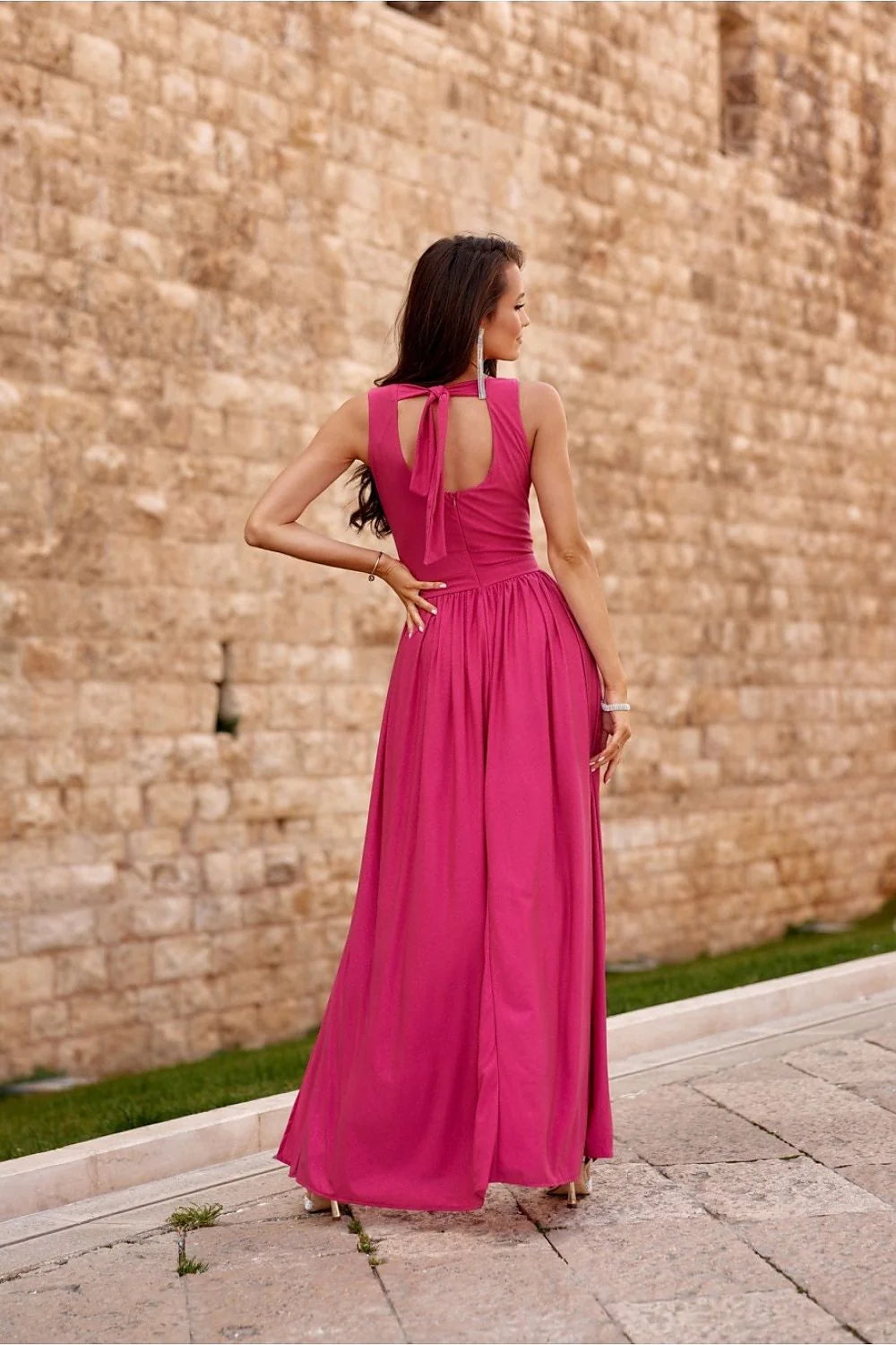 robe longue soirée fuchsia coupe empire taille marquée décolleté V croisé manches sans jupe évasée fente haute tissu fluide élégante