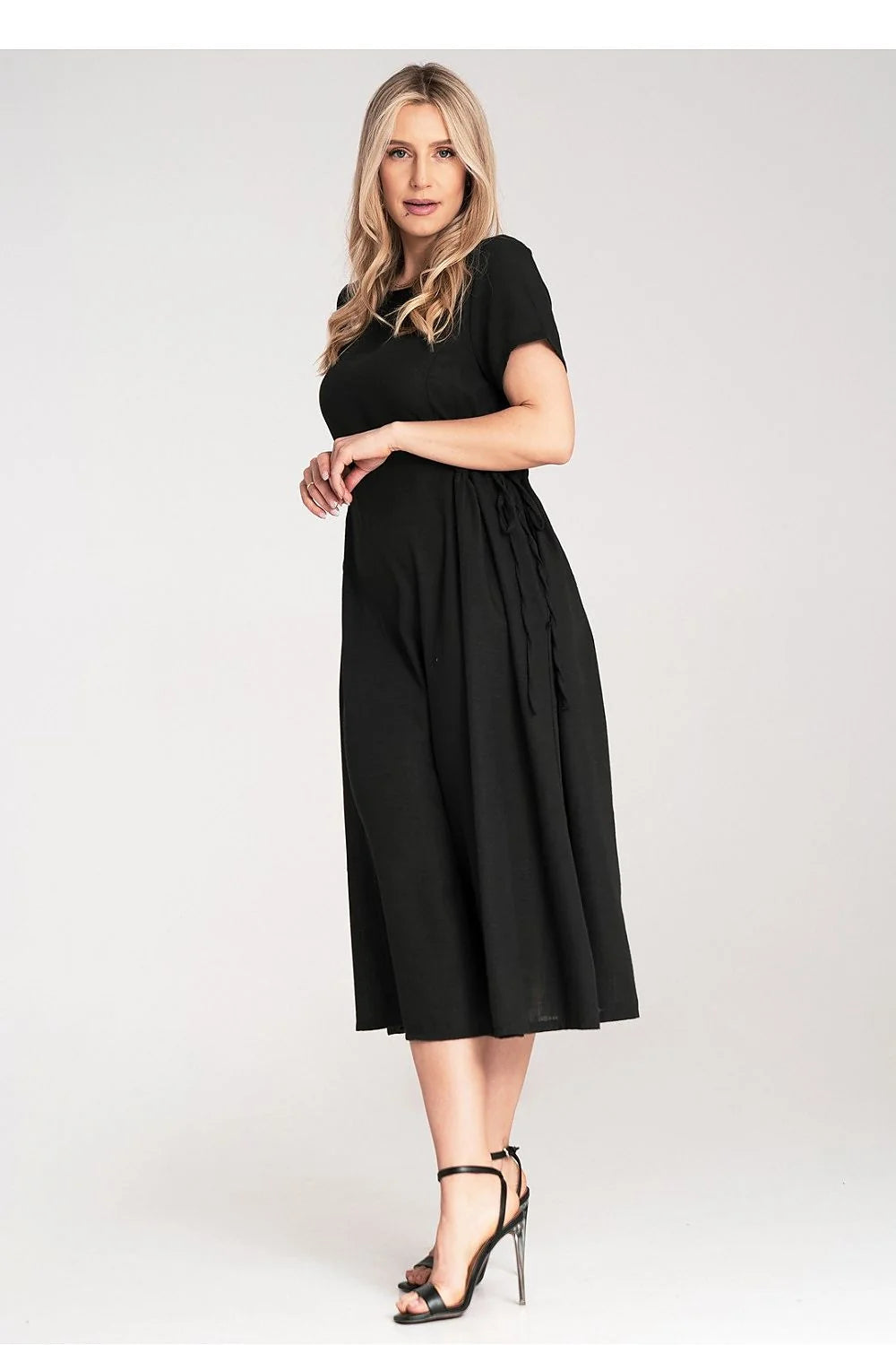 Robe midi noire pour femmes manches courtes encolure ronde tissu fluide taille ajustable occasion versatile robe classique élégante polyester 100%