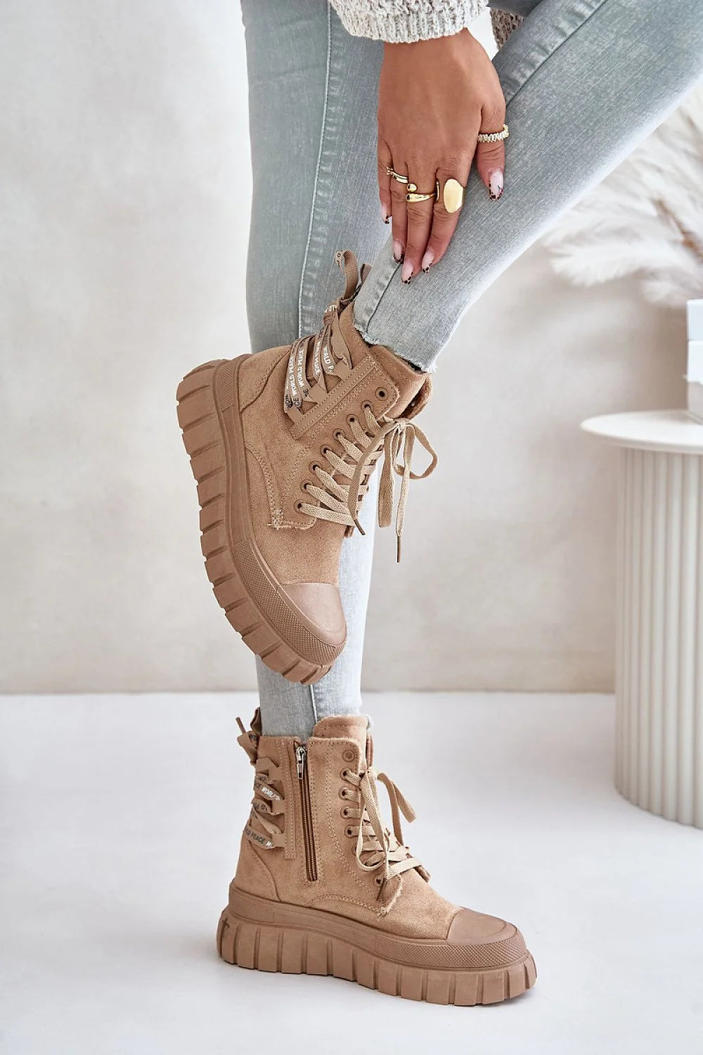 Bottines pour femmes en suède synthétique beige clair style casual tendance avec semelle épaisse crantée et fermeture éclair latérale