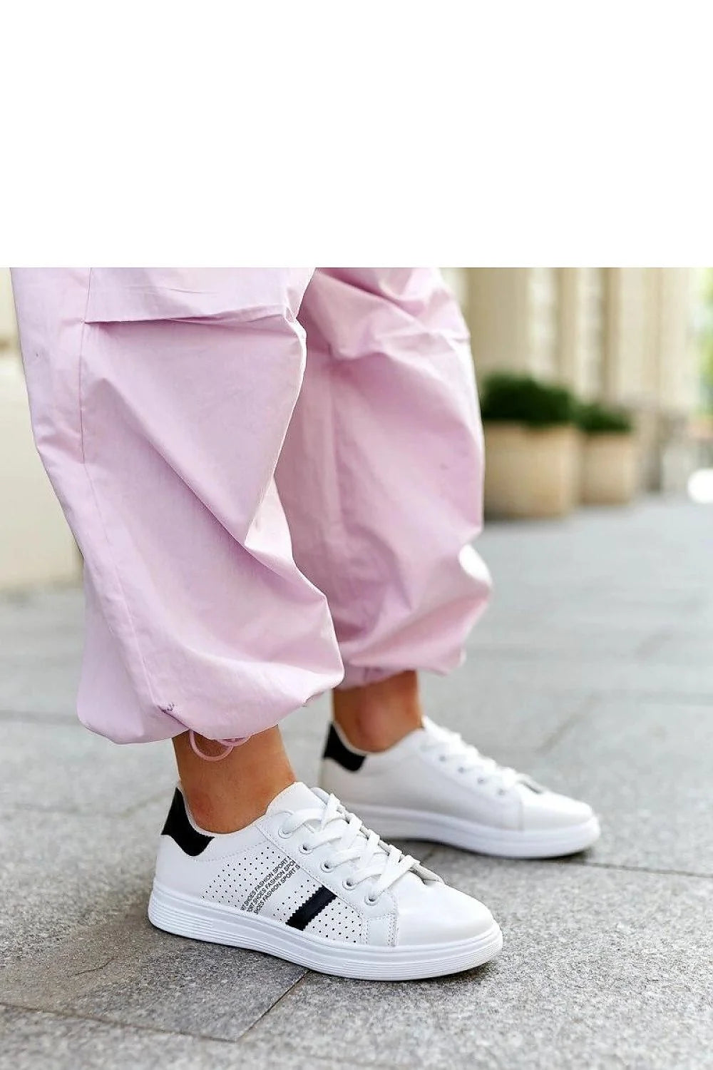 Baskets féminines modernes en cuir synthétique blanc perforé bande latérale noire tige basse semelle caoutchouc femmes occasion quotidienne loisirs actifs
