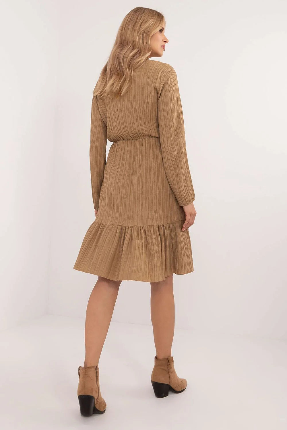robe midi plissée beige col lavallière noué manches longues évasée taille empire jupe volantée fluide chic bureau décontracté sophistiquée confortable