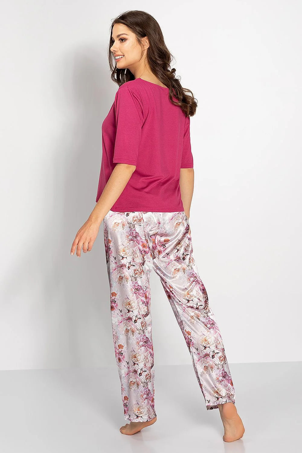 Pyjama pour femmes élégant et confortable couleur fuchsia motif floral pantalon ample chemisier manches 3/4