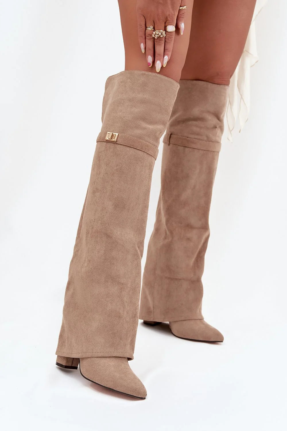 cuissardes cuir suédé écologique daim beige taupe tige haute droite genou bout pointu talon bloc boucle dorée