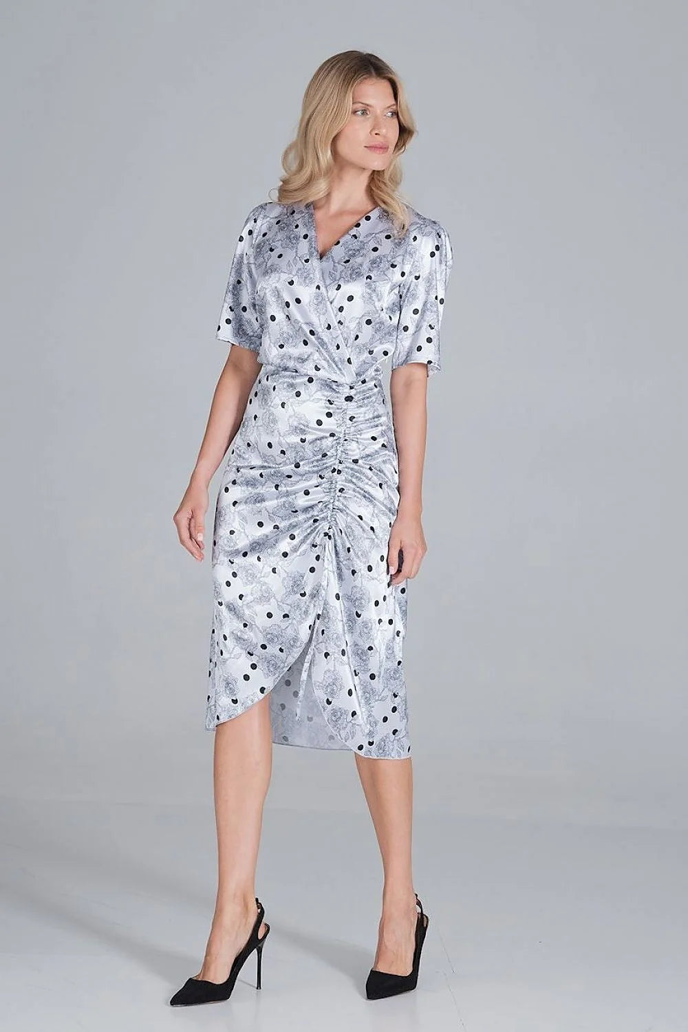 Robe cocktail satin gris clair élégante décolleté V manches courtes motif unique femme cérémonie