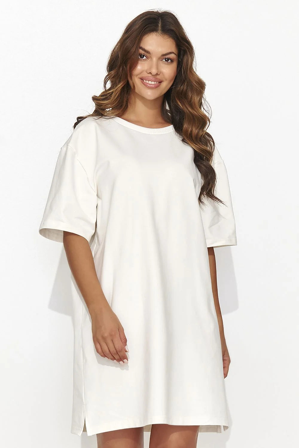 Robe de jour Numinou style minimaliste femme couleur blanche manches courtes col rond coupe droite fente latérale tissu coton respirant