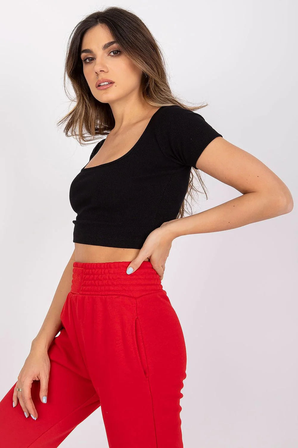 Ensemble femmes crop top et pantalon jogging Rue Paris Fashion, style moderne, matières douces, couleur noire et rouge vif, coupe ajustée et décontractée