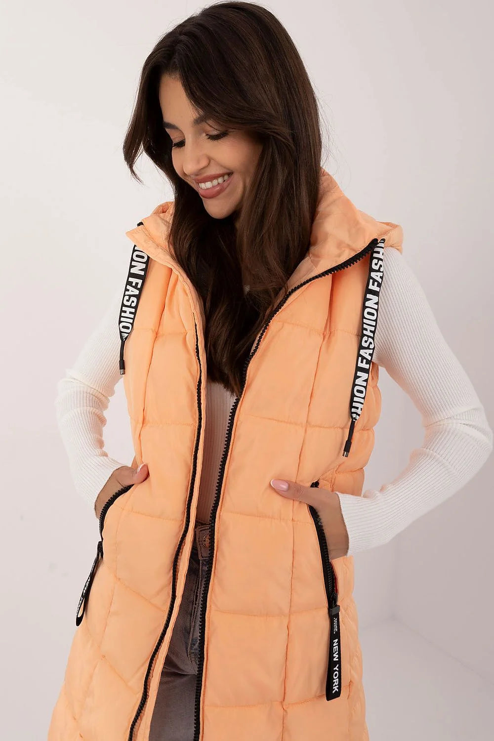 Gilet sans manches pour femme, style urbain, couleur orange pêche, fermeture éclair noire, capuche avec cordon, coupe longue, matelassé, saison automne-hiver