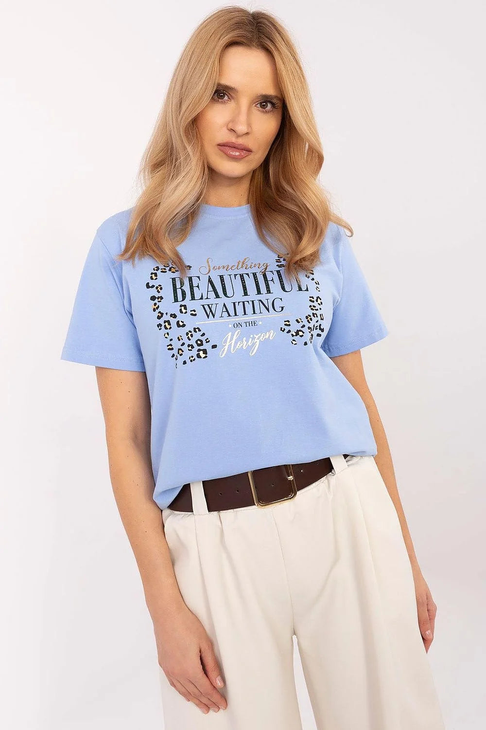 T-shirt pour femme style décontracté coton doux message inspirant Something Beautiful_waiting horizon motifs léopard bleu pastel noir argenté manches courtes col rond ajustement parfait