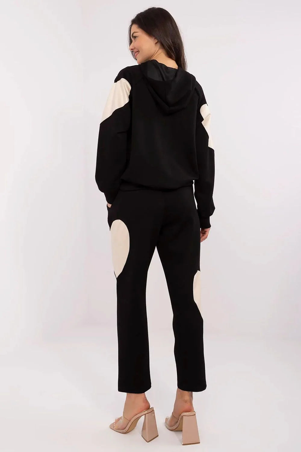 ensemble femme moderne tunique sweatshirt pantalon taille élastiquée noir crème loungewear molletonné confortable manches légèrement volumineuses poches capuche cordon