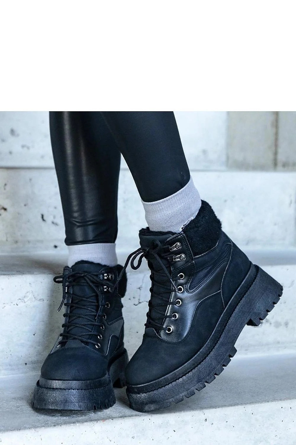 bottes femme noires simili cuir suède montantes rangers plateforme épaisse semelle crantée antidérapante col rembourré fourrure lacets œillets