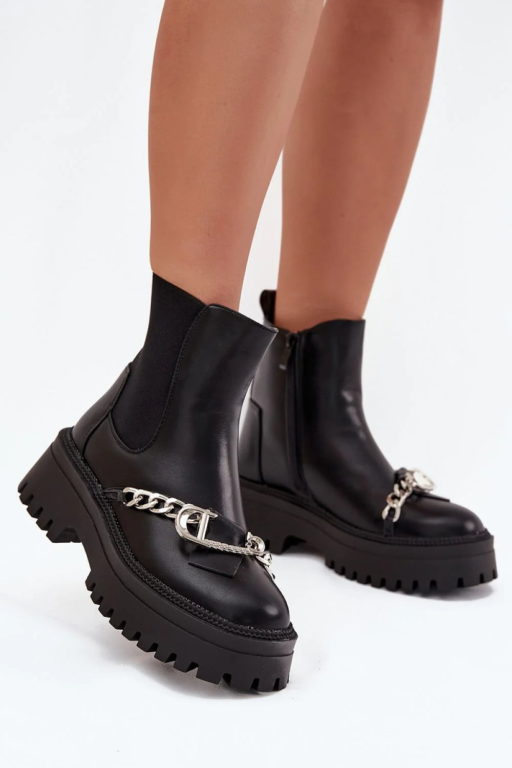 bottines femme cuir synthétique doublure fourrure plateforme semelle crantée talon moyen bout arrondi chaîne argentée boucle tige élastique fermeture éclair