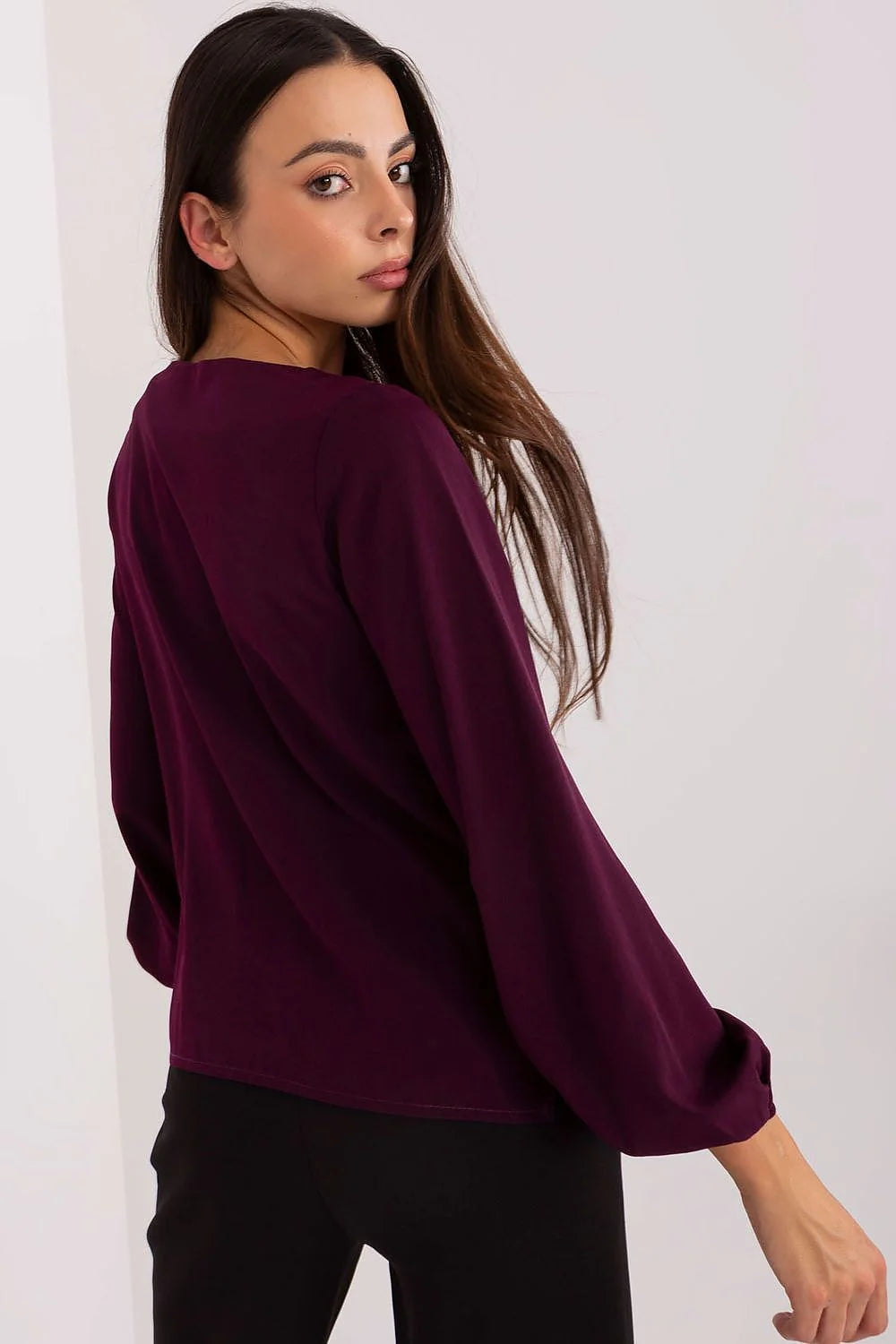 chemisier femme manches longues satinée bordeaux violine fluide coupe droite légèrement ample volants asymétriques plissés rangée perles nacrées poignets froncés