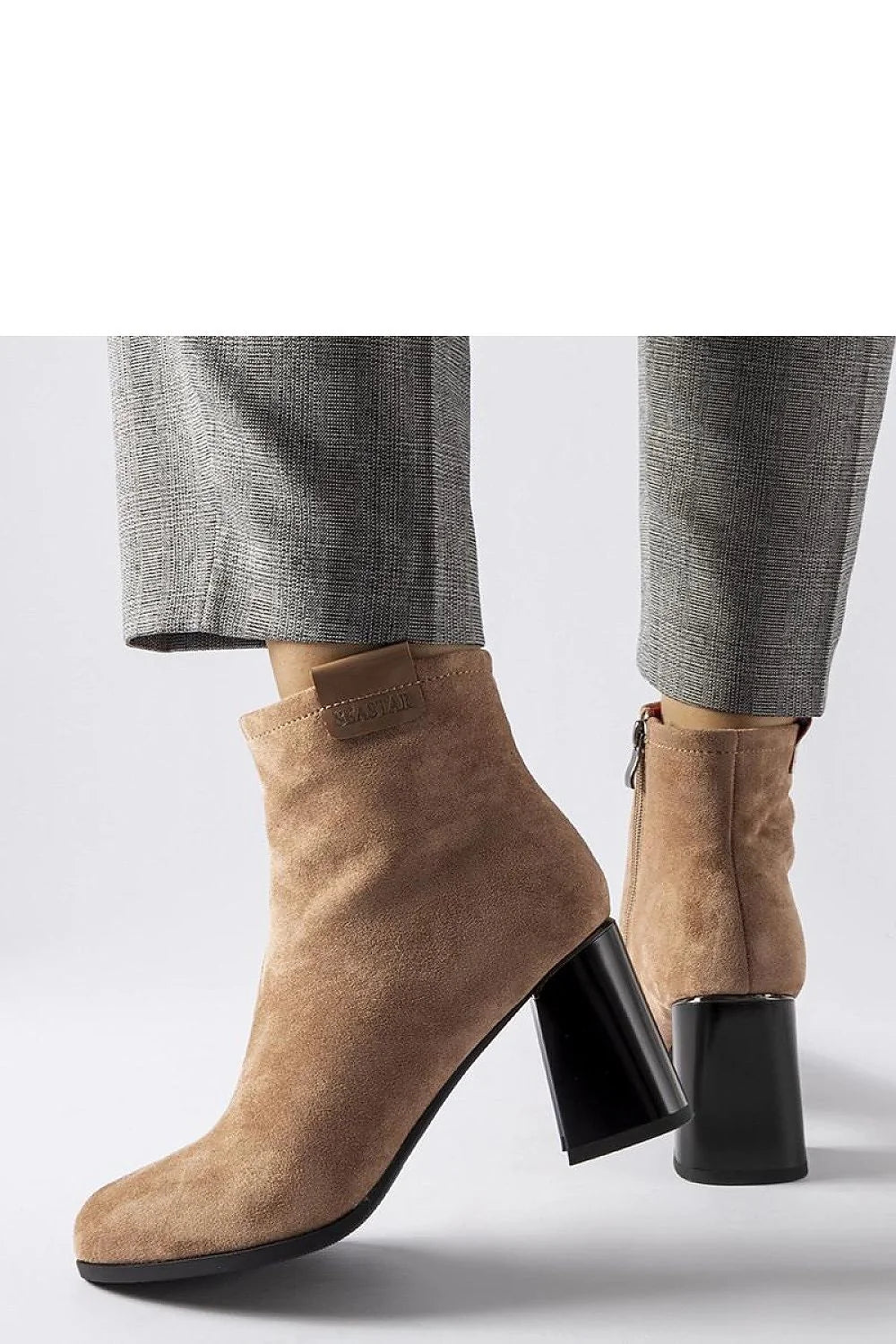 bottines femme cheville ajustée suédine camel talon moyen épais stable verni noir bout pointu fermeture éclair latérale discrète