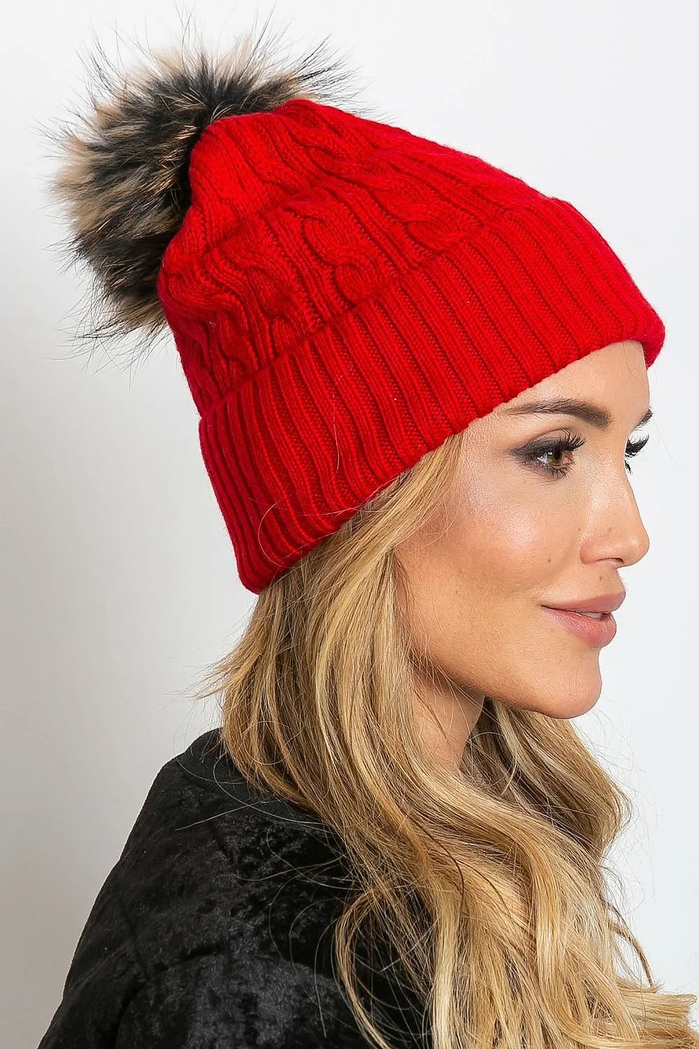 Bonnet d'hiver pour femme, style moderne, couleur rouge vif, pompon en fourrure synthétique, maille torsadée, matériau acrylique-coton-cachemire, ajusté, élégant, confortable, saison froide, accessoire mode, femme